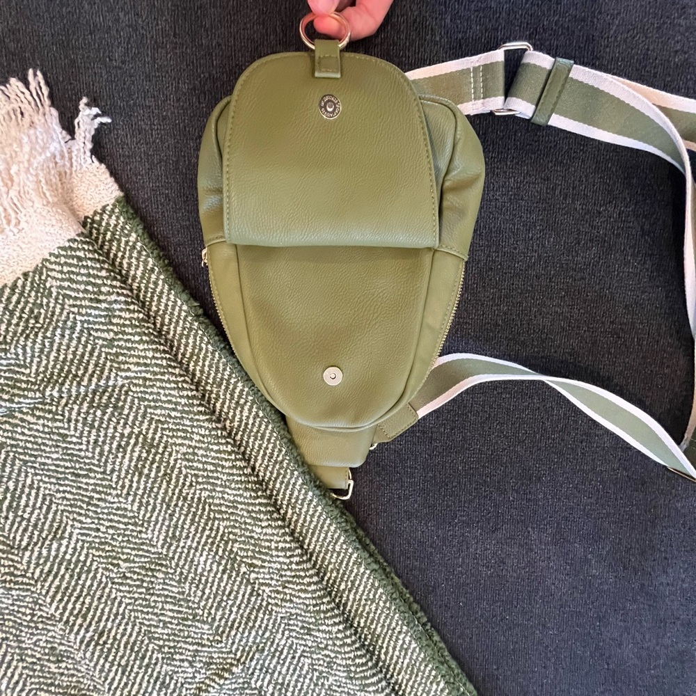 Sling Pack Hand Bag- Universal Thread Crossbody G… - image 4